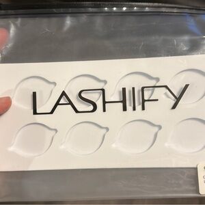 LASHIFY Eyelash Kit with Black and White Design